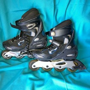 Roller blades ( Men size 6) fit (woman size 7)